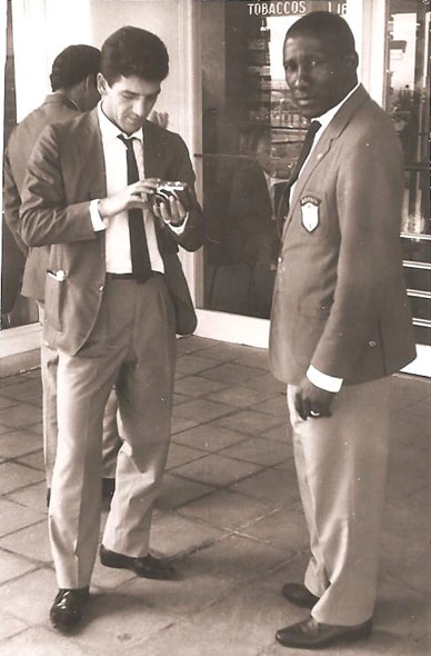 Roberto Dias e Djalma Santos, em excursão da Seleção Brasileira. Dias parece ter acabado de colocar o rolo de filme em sua máquina fotográfica. Foto: arquivo pessoal de Valdir Joaquim de Moraes