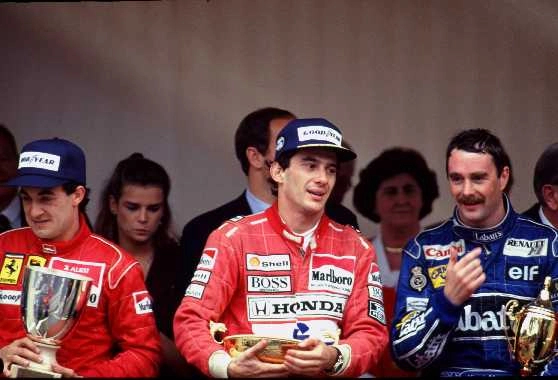 Mansell tentou ultrapassar Senna até o último centímetro antes da linha de chegada nas ruas do Principado de Mônaco em 1991, mas o brasileiro conseguiu vencer. Mansell (à direita) chegou em segundo e Alesi (à esquerda) completou o pódio, em terceiro. Entre Alesi e Senna está a princesa Stéphanie, e atrás de Senna, o príncipe Albert. Foto: Divulgação