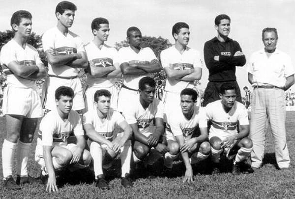 dia 20 de maio de 1962, São Paulo x Votuporanguense. Em pé, da esquerda para a direita estão De Sordi, Dario, Riberto, Deleu, Roberto Dias, Suli e Dilermano Costa Machado, diretor da Votuporanguense e sãopaulino. Agachados: Faustino, Prado, Benê, Baiano e Agenor. Foto: Laurita da Silva Oliveira / arquivo jornal A Cidade