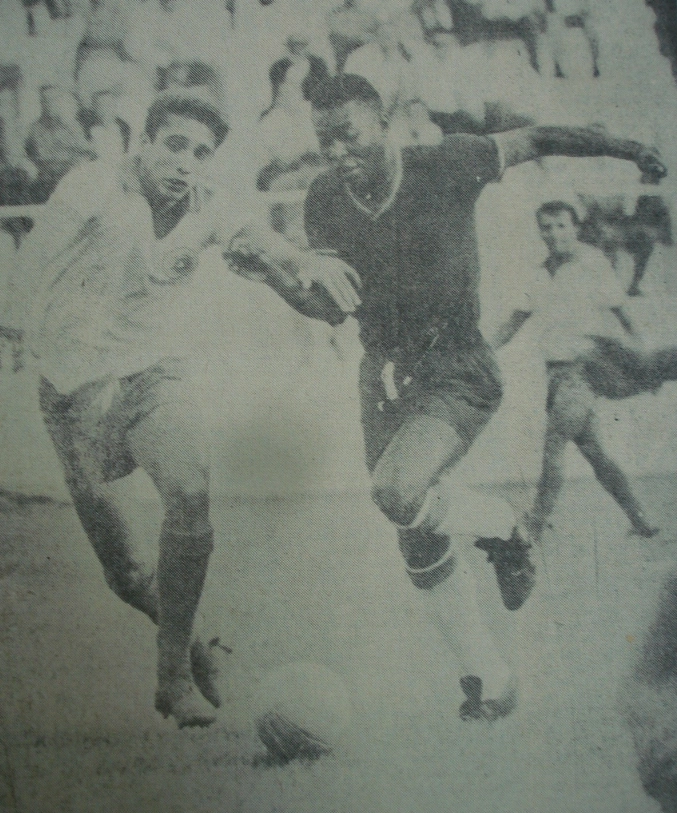 Treino da Seleção Brasileira para a Copa do Mundo de 1966, contra o São Bento de Sorocaba. No lance, vemos Marinho Peres marcando Pelé. Foto enviada por Roberto Saponari