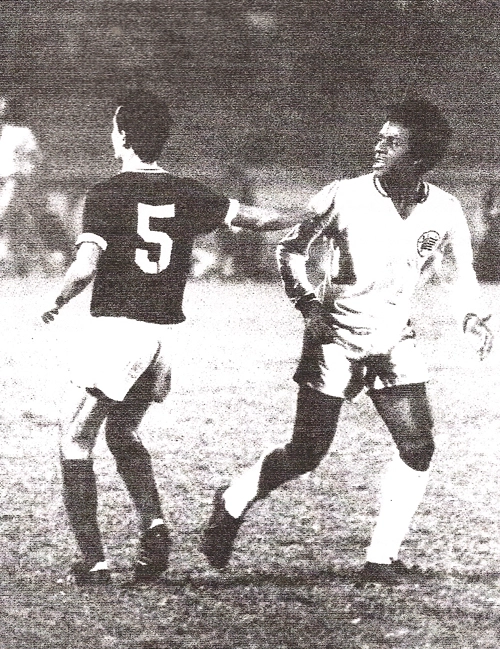 Jorge Mendonça com a camisa do Náutico em 1973 enfrentando Dudu, do Palmeiras