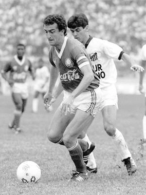 Palmeiras e Bragantino se enfrentando no Parque Antártica no final dos anos 80, Dorival Júnior domina a bola perseguido por Gatãozinho. Foto: arquivo pessoal de Gatãozinho