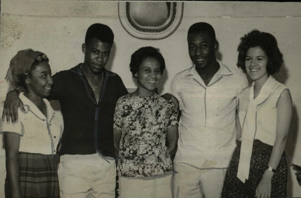 Raridade! Ali pelos anos 60, Pelé com os irmãos Maria Lúcia e Zoca e com Dona Celeste, sua mãe. E quem seria a moça ao lado do Rei? Foto: Arquivo Última Hora