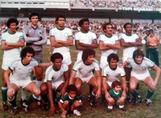 Em pé: Edson, o goleiro Dorival (ex-modelo profissional), Gomes, Chiquinho, Edmar e Almeida. Agachados: Capitão, Jorge Mendonça, Careca, Ângelo e Osnir.