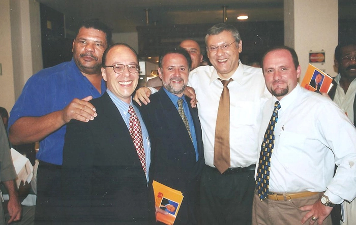 Amigos durante evento em São Paulo. À esquerda, Maguila. O terceiro é Milton Neves. No canto direito da foto, parcialmente encoberto, Gilberto Sorriso