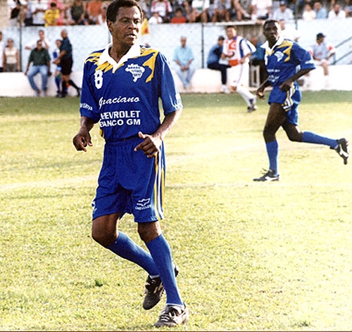 Paulo Isidoro, ao fundo, joga no mesmo time de Jorge Mendonça,ex-Palmeiras e Náutico, em partida de veteranos no interior, em 2001