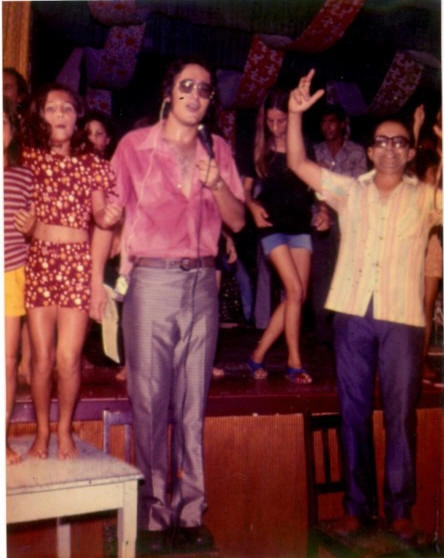 Em 1971, o jovem repórter José Nello Marques, da Rádio Clube de Garça,  cobrindo o carnaval de salão do Grêmio Teatral Leopoldo Fróes em Garça. Foto enviada por Tico Cassolla