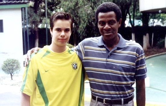 Jorge Mendonça e o fã Fábio Cesar Loiola, em janeiro de 2003, no Brinco de Ouro da Princesa, estádio do Guarani de Campinas-SP