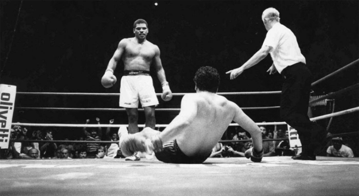 No exato instante em que derrubou Felipe Pantera Rodrigues em combate realizado no Ginásio do Ibirapuera, em 1987. Foto: UOL