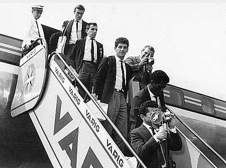 1963: Nondas, Pagão, Roberto Dias e Benê voltam da Europa. E que tal as filmadoras da época?

