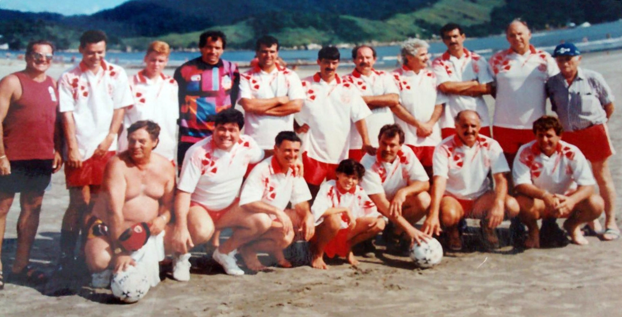 Amistoso entre amigos no Canal 5, em Santos-SP. Na foto, vemos o ex-goleiro Birigui (o único com uniforme de arqueiro). Em sua frente, agachado, está Roberto Diogo, abraçado ao seu pai, o ex-lateral Diogo. Foto enviada por Roberto Diogo