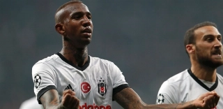 Técnico do Besiktas é flagrado reclamando de Taslica: "Nunca corre"