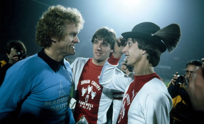 Em 1973, Cruyff (de chap&eacute;u) conversa com Maier e &eacute; fotografado. Foto: My ear 