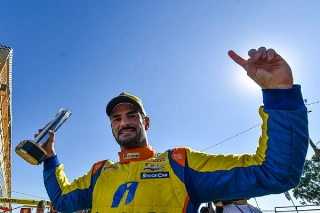 Thiago comemora vitória na corrida 1 no ano passado. Foto: Divulgação/Vicar