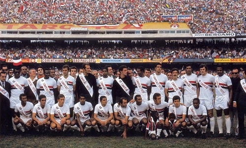 Esta foto mostra o elenco do São Paulo que tirou o clube de uma fila de 13 anos sem títulos paulistas. Foi tirada no dia 13 de setembro de 1970 antes de um clássico contra o Corinthians, que o time do Morumbi venceu por 1 a 0 com gol de Paraná. Quatro dias antes, o São Paulo havia garantido matematicamente a taça ao bater o Guarani em Campinas por 2 a 1. Em pé vemos, com a faixa, o presidente Laudo Natel, Benê, doutor Dalzell Freire Gaspar, Tenente, Eduardo, Picasso, Gilberto, Sérgio Valentim, Lima, Édson Cegonha, Roberto Dias, Lourival, Forlan e Jurandir; agachados vemos Everaldo, Toninho II, Paulo Nani, Terto, Miruca, Gérson, Zé Roberto, Toninho Guerreiro, Nenê e Paraná. 