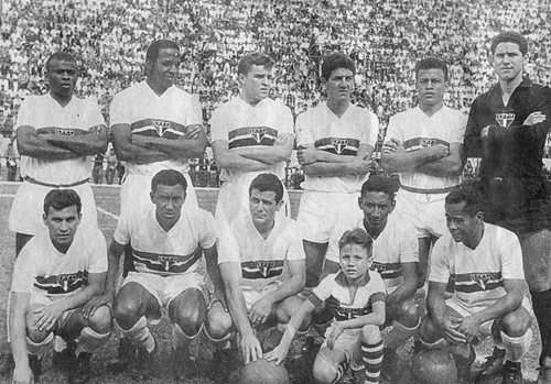 A foto acima é do dia 15 de outubro de 64, quando o São Paulo goleou o Palmeiras por 5 a 2, no Pacaembu. Em pé: Deleu, Jurandir, Penachio, Dias, Serafin e Suly. Agachados: Faustino, Zé Roberto, Del Vecchio, Bazaninho e Agenor