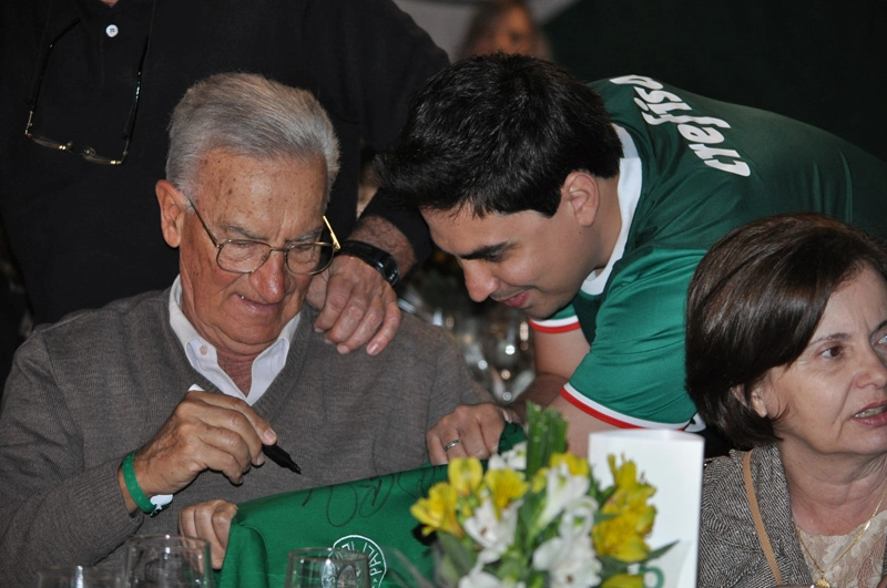 Autografando camisa para um fã na festa em homenagem aos ex-jogadores do Palmeiras, em 23 de setembro de 2016, no Palestra Itália. Foto: Marcos Júnior Micheletti/Portal TT 