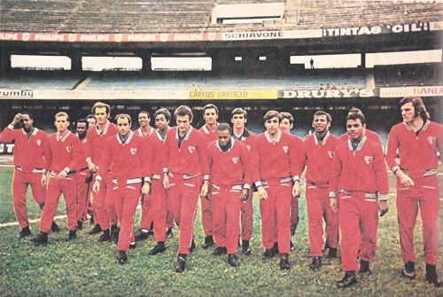 O São Paulo em 1971 no gramado do Morumbi. A partir da esquerda vemos Jurandir, Paulo Nani, Tenente, Arlindo Galvão (atrás), Picasso, Gérson, Lima (ao fundo), Gilberto Sorriso, Sérgio Valentim (encoberto por Gilberto Sorriso), Pedro Rocha, Téia, Paraná, Vanderlei, Toninho II, Dias (atrás), Dario, Carlos Alberto Rodrigues (atrás de Lima), Lucas, Everaldo (atrás de Lucas) e Pablo Forlan.