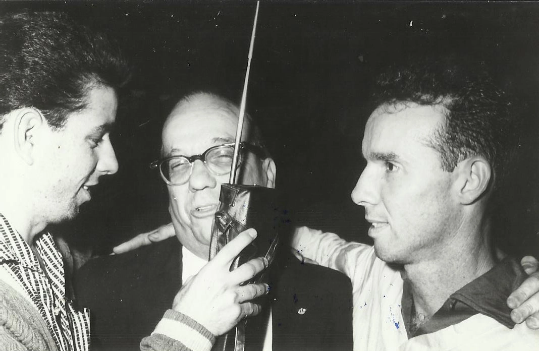 O repórter Vitor Moran com seu `tijolo´entrevista Paulo Machado de Carvalho e Zagallo, em 1958