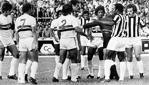 Na década de 70, São Paulo e Santos fizeram grandes embates. Na imagem, Brecha está de frente (dir), com a camisa listrada do Santos, ao lado de 