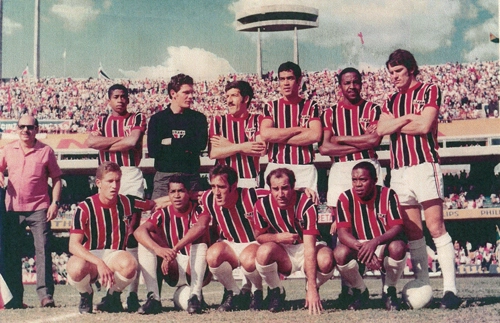 O São Paulo no Morumbi em tarde de sol de 1970. Em pé estão Gilberto, Sérgio, Roberto Dias, Édson, Jurandir e Forlan; agachados vemos Paulo Nani, Terto, Toninho, Gérson e Paraná