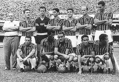 Veja o Tricolor nos anos 60. Em pé, da esquerda para a direita: Cerroni, De Sordi, Poy, Rubens Caetano, Roberto Dias, Luís Valente e Procópio. Agachados: Célio, Benê, Gino Orlando, Baiano e Canhoteiro