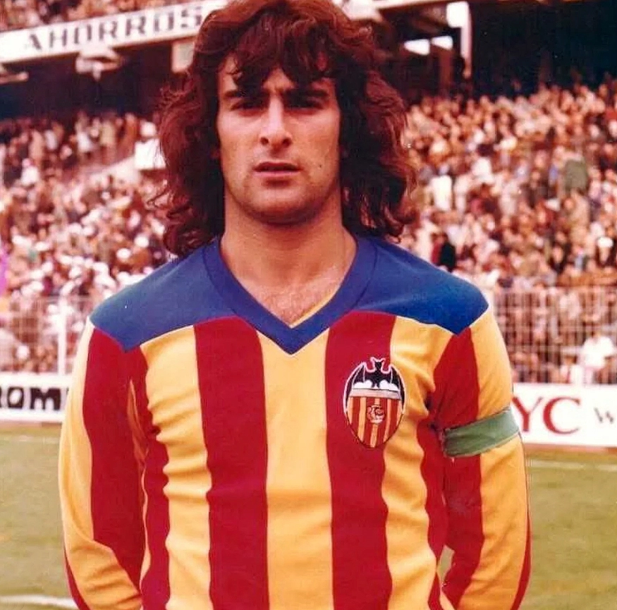 Capit&atilde;o da equipe espanhola do Valencia. Kempes jogou por aquela equipe entre 1976 e 1981 e tamb&eacute;m entre 1982 e 1984, ap&oacute;s um per&iacute;odo de empr&eacute;stimo junto ao River Plate. Foto: Reprodu&ccedil;&atilde;o