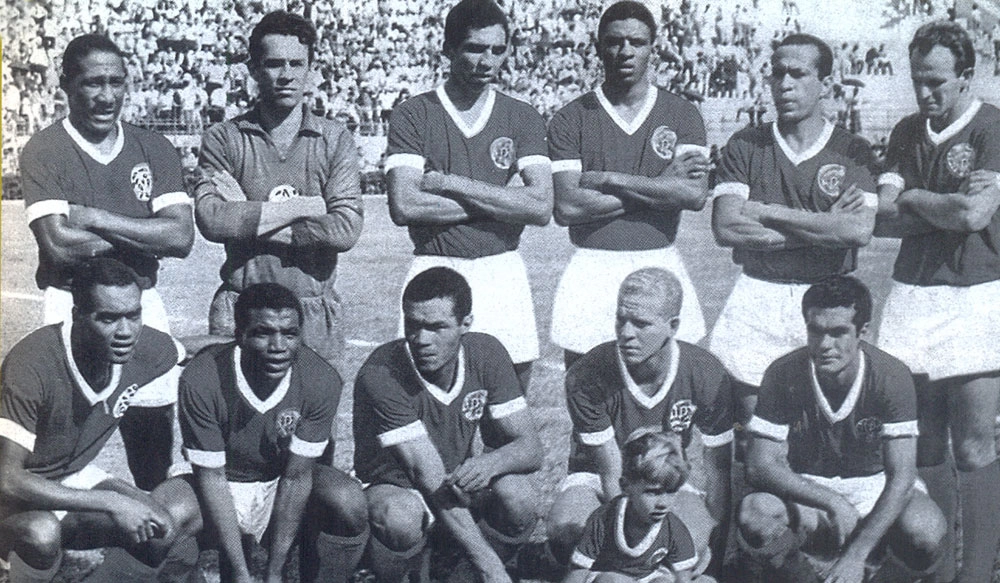 O time palmeirense que parou o Santos de Pelé, em 1959. Da esquerda para a direita, em pé: Djalma Santos, Valdir, Minuca, Djalma Dias, Zequinha e Ferrari. Agachados: Gallardo, Ademar, Servílio, Ademir da Guia e Rinaldo. Foto: Revista oficial do Palmeiras