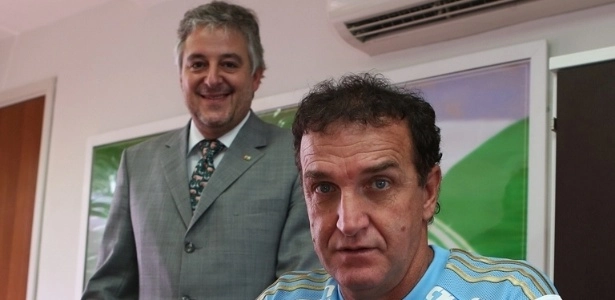 Após assinar com o Palmeiras, em 14 de março de 2016, Cuca posou com o presidente Paulo Nobre. Foto: Divulgação