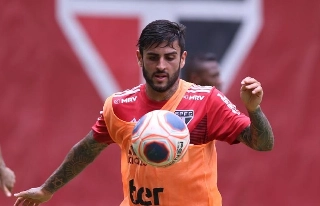Atleta já iniciou fisioterapia domiciliar. Foto: Rubens Chiri / saopaulofc.net