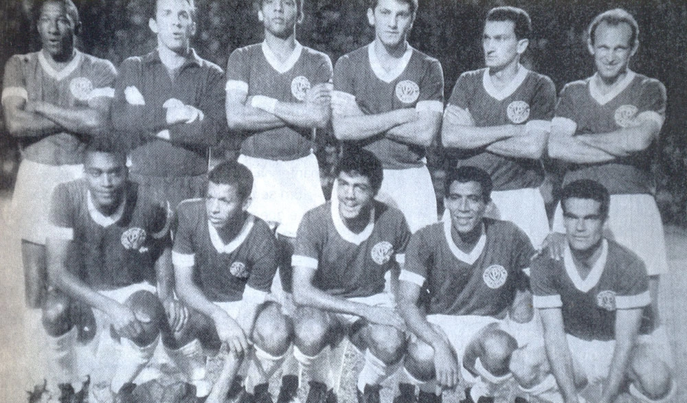 O time palmeirense campeão do primeiro Robertão, em 1967. Da esquerda para a direita, em pé: Djalma Santos, Valdir Joaquim de Moraes, Minuca, Baldochi, Dudu e Ferrari. Agachados: Gallardo, Suingue, César, Jair Bala e Rinaldo. Foto: Revista oficial do Palmeiras