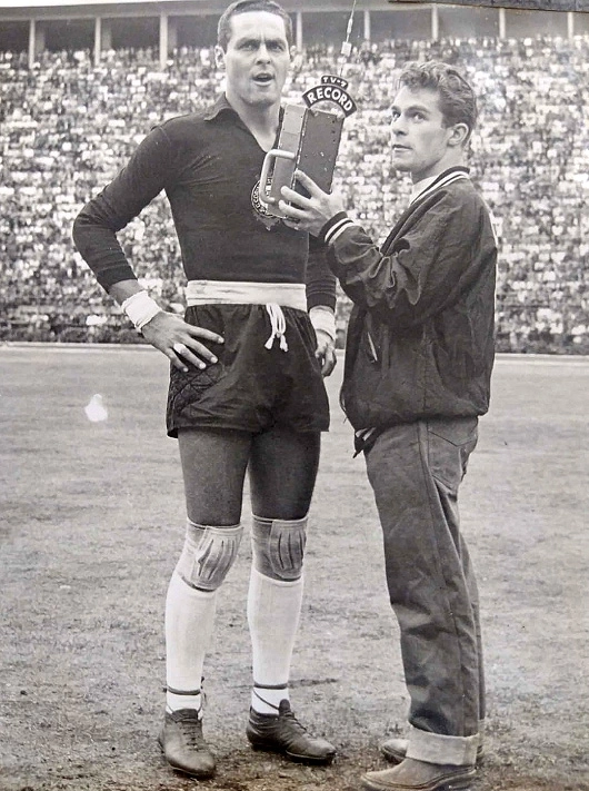 Em 1960, Gylmar, então goleiro do Corinthians, sendo entrevistado por Silvio Luiz no Pacaembu. Foto: arquivo do Portal Terceiro Tempo