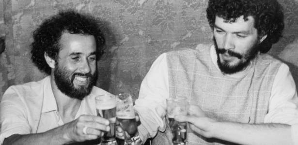 Um brinde com cerveja na década de 80 entre dois médicos e craques: Afonsinho e Sócrates. Foto: Divulgação