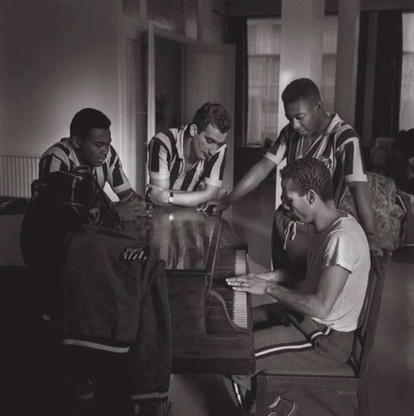Época de ouro do futebol brasileiro. Da esquerda para a direita: Coutinho, Ney Blanco, Pelé e Tite (tocando piano). Foto: reprodução