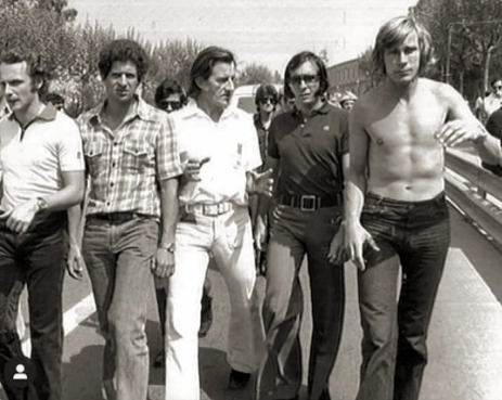 Em Montjuic, antes do GP da Espanha de 1975, Niki Lauda, Jodcy Scheckter, Graham Hill, Emerson Fittipaldi e James Hunt vistoriam o traçado, preocupados com a segurança. Emerson, alegando que o traçado era muito perigoso, não participou da prova, que ficou marcado pela tragédia das mortes de cinco espectadores, atingidos pela Hill de Rolf Stommelen. Foto: Reprodução