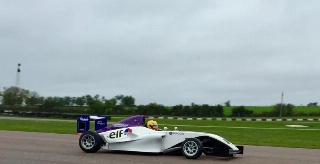 Ian Reutemann, de 14 anos, andou com o carro da categoria no circuito uruguaio de Mercedes. Foto: Imprensa/F4 Sul-americana