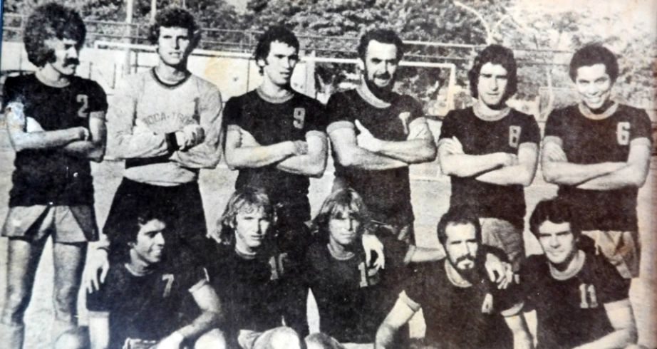 Confraternização entre jogadores e artistas na década de 70. Neste time misto, em pé da esquerda para a direita, Arnaud Rodrigues, Nielsen, Rondinelli, Miele, Paulo César Carpegiani e Paulinho da Viola. Agachados: Betinho Cantor, Marinho Chagas, Doval, Mario Sérgio e Mario Gomes