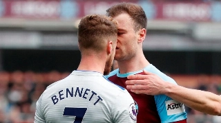 Jogador dá beijos em rival durante discussão e recebe cartão amarelo