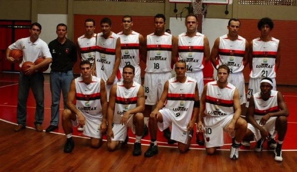 Miguel dirigindo o Flamengo em 2003. Ele &eacute; o segundo em p&eacute;. O s&eacute;timo &eacute; Oscar Schmidt