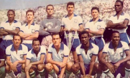 Djalma Santos, De Sordi, Gylmar, Nilton Santos, Dequinha e Zózimo. Agachados: Paulinho, Walter, Gino Orlando, Didi e Escurinho. 