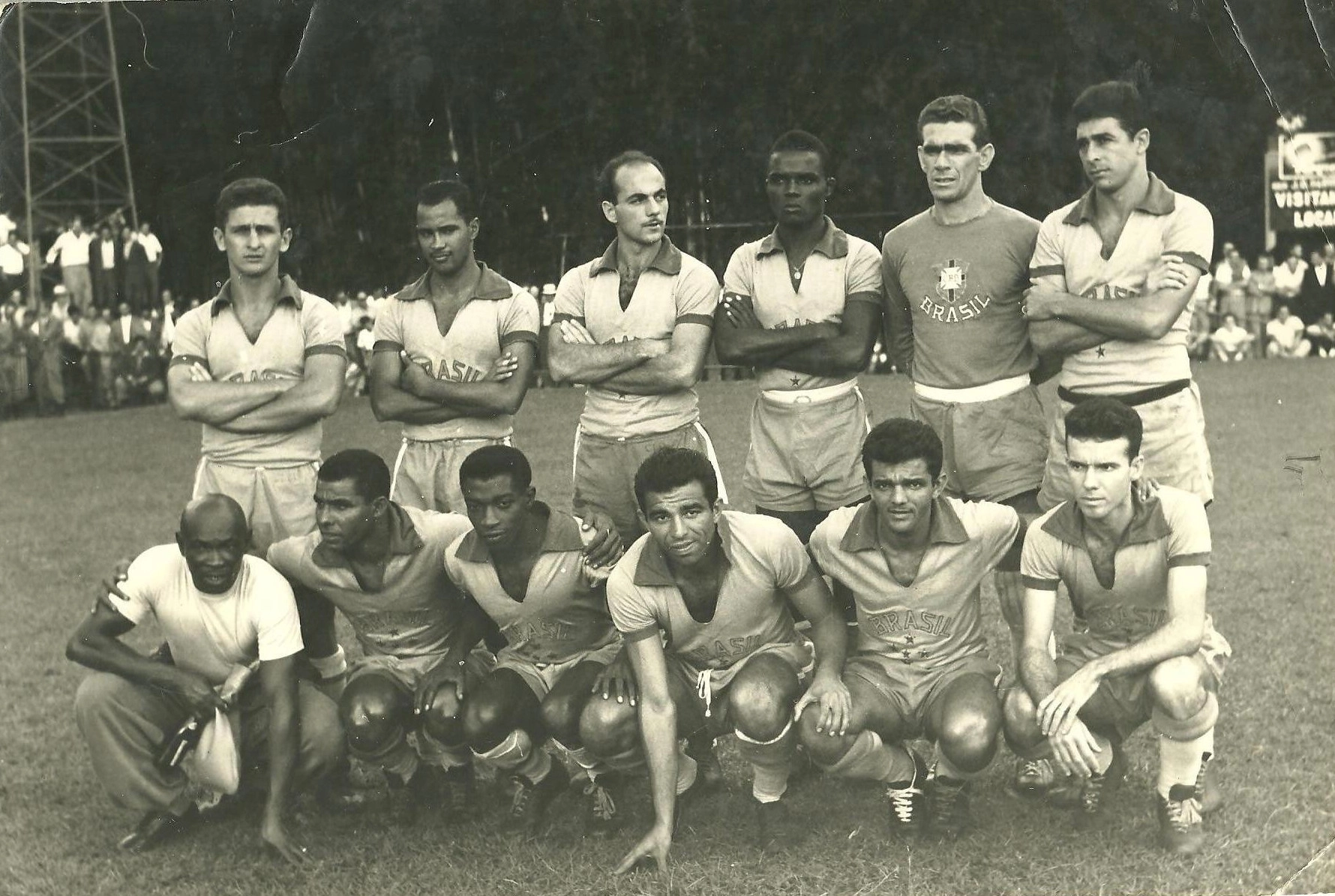 Foi na cidade mineira de Poços de Caldas, que a Seleção Brasileira fez os preparativos para a Copa de 58 (Suécia), quando conquistou o primeiro titulo mundial. Da esquerda para a direita, em pé: De Sordi, Oreco, Dino Sani, Zózimo, Castilho e Mauro Ramos de Oliveira. Agachados: o massagista Mário Américo, Canhoteiro, Moacir, Vavá, Dida e Zagallo. Foto enviada por Tico Cassolla