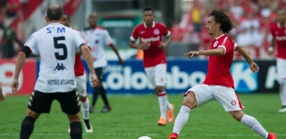 Valdívia 'cover' brilha, Inter vence Brasil-RS e confirma Gre-Nal na final
