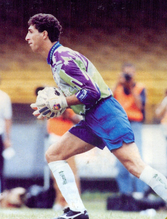 S&eacute;rgio com a camisa do Palmeiras, no come&ccedil;o da d&eacute;cada de 90. Foto: Revista oficial do Palmeiras