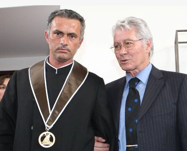 Mourinho e o pai, Félix Mourinho, durante homenagem concedida pela Universidade Técnica de Lisboa, em 2009. Foto: Reprodução