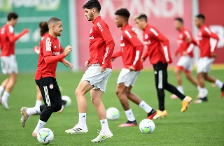 Jogadores colorados durante atividade no CT Parque Gigante. Foto: Ricardo Duarte/Internacional