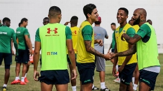 Pedro volta a se relacionado depois de grave lesão no joelho direito