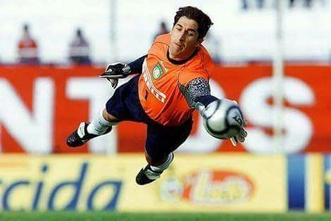 Goleiro S&eacute;rgio, nos anos 2000, defendendo a meta alviverde. Foto: Divulga&ccedil;&atilde;o