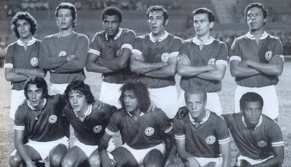 A nova academia palmeirense, em 1972. Da esquerda para a direita, em p&eacute;: Eurico, Emerson Le&atilde;o, Lu&iacute;s Pereira, Alfredo Mostarda, Dudu e Zeca. Agachados: Ronaldo, Leivinha, C&eacute;sar Maluco, Ademir da Guia e Nei. Foto: Revista oficial do Palmeiras