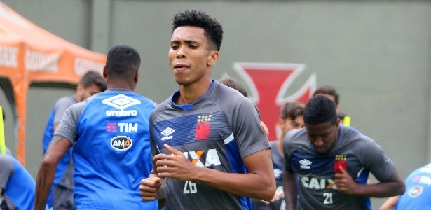 Ele é titular absoluto do Vasco e vai jogar lesionado contra o Corinthians