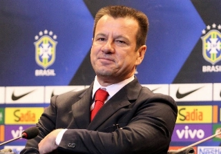 Erros de português e Dunga ''paz e amor'' foram os destaques do Twitter durante a apresentação do treinador